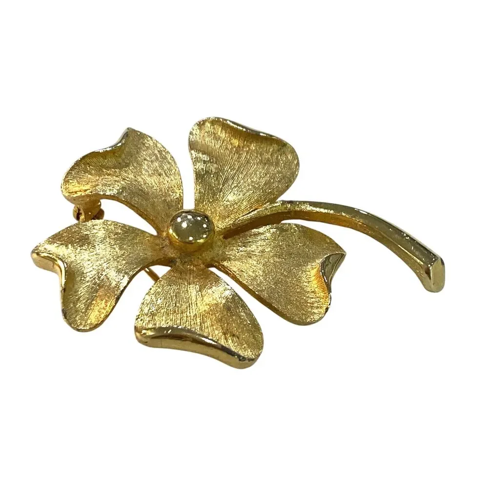 Sarah Coventry Gold Tone Flower Power Brooch Dogwood Blossom Pin Vintage Fashion